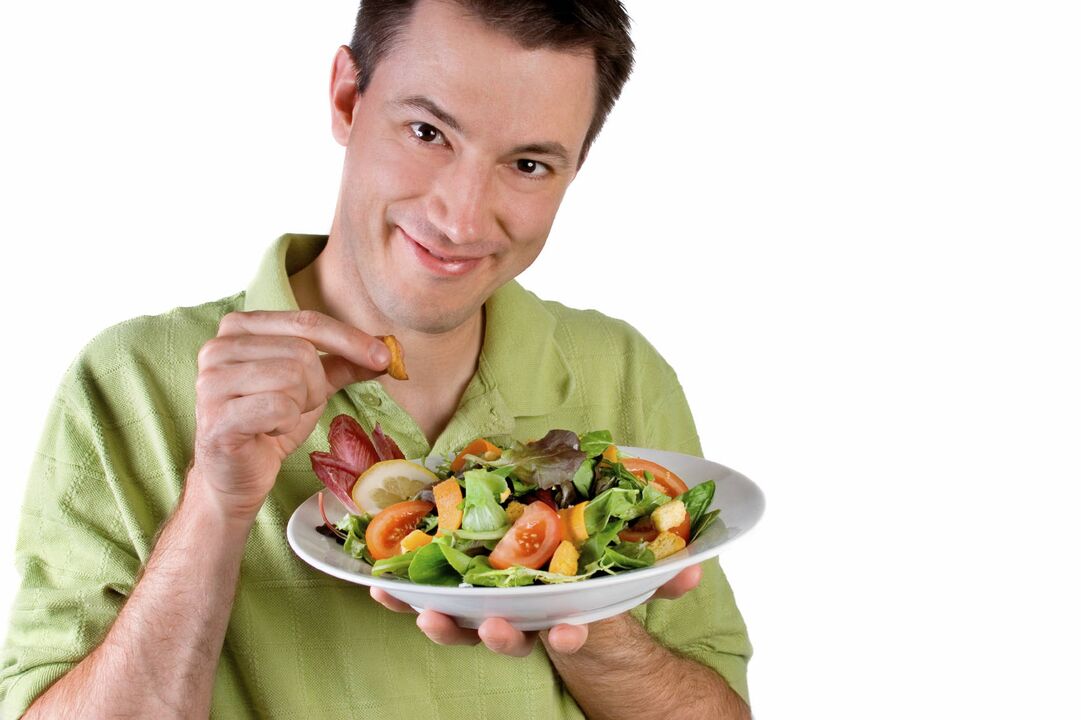 ο άνθρωπος τρώει σαλάτα λαχανικών για δραστικότητα