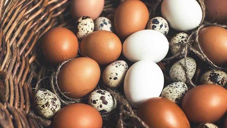 Τα αυγά ορτυκιού και κοτόπουλου πρέπει να προστεθούν στη διατροφή ενός άνδρα για να διατηρηθεί η ισχύς. 