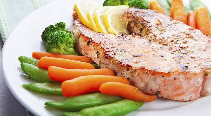 ψάρι με λαχανικά για αύξηση της ισχύος μετά τα 50