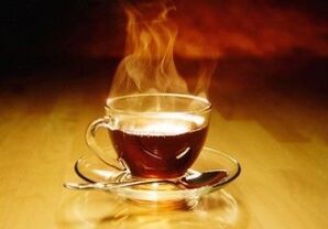 Αρωματικό ρόφημα με βάση το τσάι, το μέλι και τη βότκα για την ενίσχυση της ανδρικής δύναμης